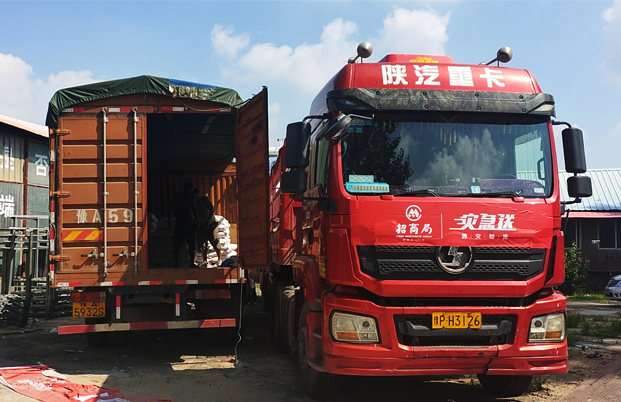 图片7-7月24日深圳公司将社会捐赠的100吨大米运送至郑州市中牟县.jpg